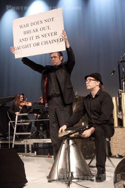 EINSTURZENDE NEUBAUTEN - 2014-11-17 - PARIS - Le Trianon - Christian Emmerich [Blixa Bargeld] - Andrew Chudy